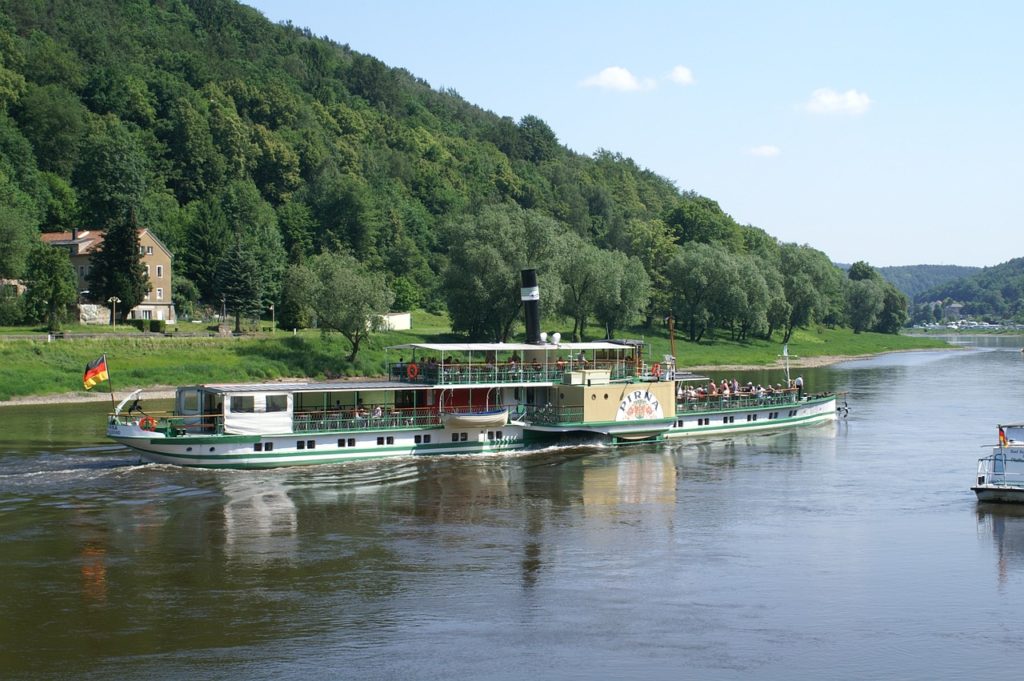 Dampfer auf der Elbe